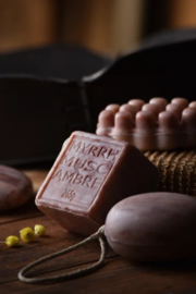 Maitre Savonitto - Ovale Zeep  Amber  Musk Mirre Geur aan Koord - Roodbruin - 200 gram.