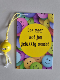 Kaartje - Doe meer wat jou gelukkig maakt - Vrolijke Houten Hanger Smiley