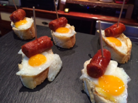 Pincho de chistorra con huevo de codorniz