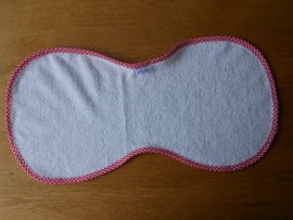 Spuugdoekje XL, wit badstof met roze geruit biaisband (eventueel zelf naam of tekst kiezen).