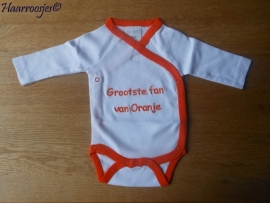 Overslagromper, wit met oranje biaisband "Grootste fan van Oranje".