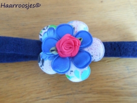 Babyhaarbandje, smal, donkerblauw, met gebloemde bloem, blauw satijnen bloemetje en een fuchsia roze roosje.