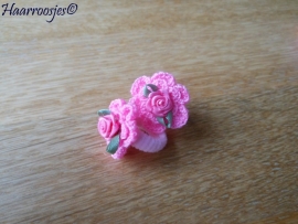 Zachte elastiekjes, klein, roze met roze gehaakte bloemetjes en roze roosjes.