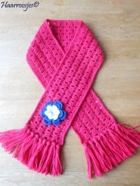 Gehaakte sjaal, peuter/kleuter, fuchsia roze met kobalt blauwe bloem met fuchsia roze hartje voor Inge