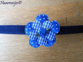 Babyhaarbandje, smal, donkerblauw, met polkadot bloem, geruite bloemetje en een blauw roosje.