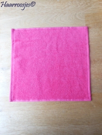 Spuugdoekje, fuchsia roze badstof met fuchsia roze biaisband (eventueel zelf naam of tekst kiezen) 30 x 30 cm.
