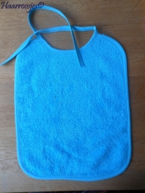 Slabbetje, blauw badstof met blauw biaisband (eventueel zelf naam of tekst kiezen).