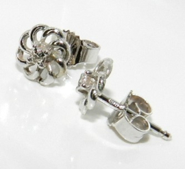 Wit gouden oorstekers "bloem met diamant"