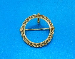 Gouden muntrand broche of muntrand hanger