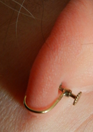 14 karaat geel gouden 5 mm parel  oorbel met schroefmechanisme