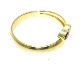 Gouden damesring met synthetische robijn en zirconia
