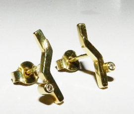 14 karaat geel gouden hoekige oorstaafjes  met diamant