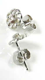 Wit gouden oorstekers "bloem met diamant"