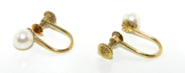14 karaat geel gouden 5.5 mm parel  oorbel met schroefmechanisme