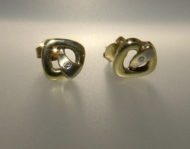 14 karaat geel gouden oorknoppen met diamant