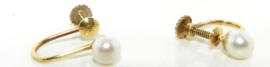 14 karaat geel gouden 5 mm parel  oorbel met schroefmechanisme