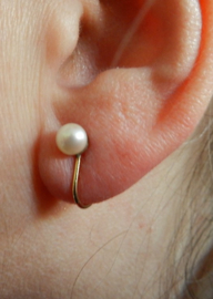 14 karaat geel gouden 5 mm parel  oorbel met schroefmechanisme