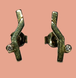 14 karaat geel gouden hoekige oorstaafjes  met diamant