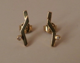 14 karaat geel gouden hoekige oorstaafjes  met diamant