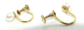 14 karaat geel gouden 5.5 mm parel  oorbel met schroefmechanisme
