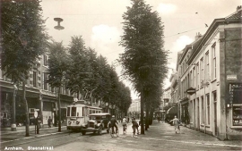 Steenstraat met tram