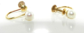 14 karaat geel gouden 5 mm parel  oorbel met schroefmechanisme