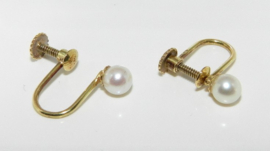 14 karaat geel gouden 5 mm parel  oorbel met schroefmechanisme