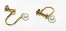 14 karaat geel gouden 5 mm parel  oorbel met schroefmechanisme