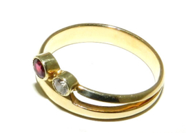 Gouden damesring met synthetische robijn en zirconia