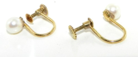14 karaat geel gouden 5.5 mm parel  oorbel met schroefmechanisme