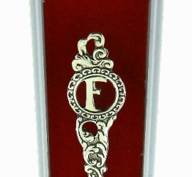verzilverde letter lepel "F" open