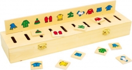 Houten sorteerpuzzel kleding {L6494/1/4}