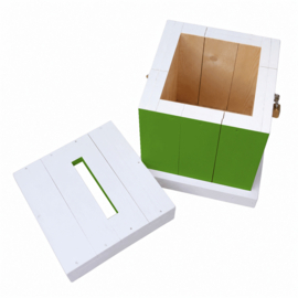 Boîte aux lettres en bois, peinte en blanc et vert