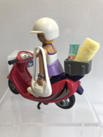 Meisje op scooter