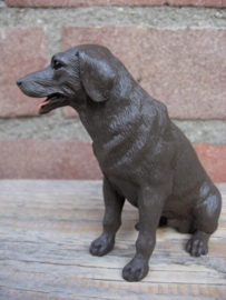 beeldje Labrador chocolate zittend