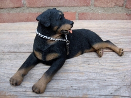 beeldje Rottweiler liggend