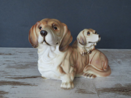 beeldje Teckel met puppy op de rug