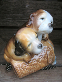 beeldje Beaglepups op druivenmand vintage