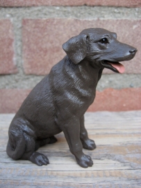 beeldje Labrador chocolate zittend