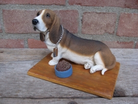 beeldje Basset hound op plateau