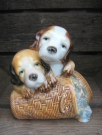 beeldje Beaglepups op druivenmand vintage