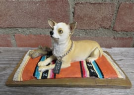 beeldje Chihuahua op kleedje | 19 cm