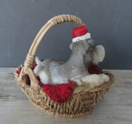 Schnauzer met kerstmuts in mandje
