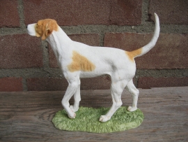 beeldje Engelse Foxhound tan-wit