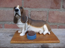 beeldje Basset hound op plateau