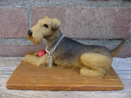 beeldje Airedale Terrier liggend