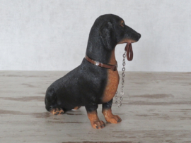beeldje Teckel korthaar black & tan met riem