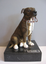 beeldje Staffordshire Bull Terriër met riem brindle/wit