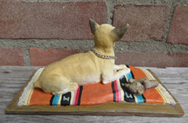 beeldje Chihuahua op kleedje | 19 cm