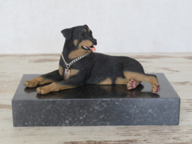 beeldje Rottweiler liggend